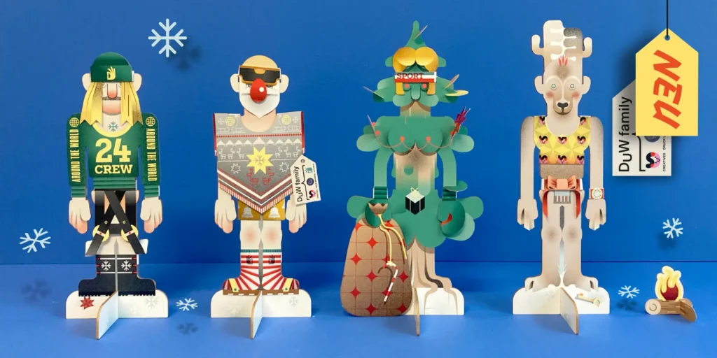 DuW family | X-Mas Dress mit der Abbildung von vier Aufstellfiguren in unterschiedlichen Anziehsachen, einem Etikett der DuW family und einem weitern mit der Aufschrift NEU.
